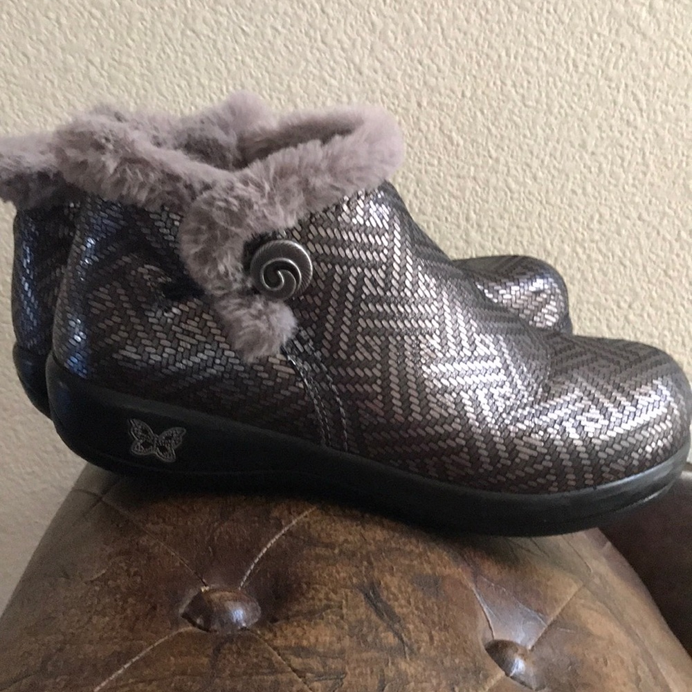 Alegria ankle boots with fuzz! 🥾